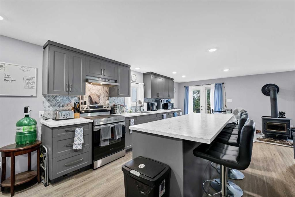 210 Dunbar Avenue West, Bow Island, AB - Indoor Photo Showing Kitchen With Upgraded Kitchen