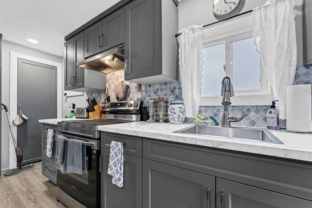 210 Dunbar Avenue West, Bow Island, AB - Indoor Photo Showing Kitchen With Double Sink With Upgraded Kitchen