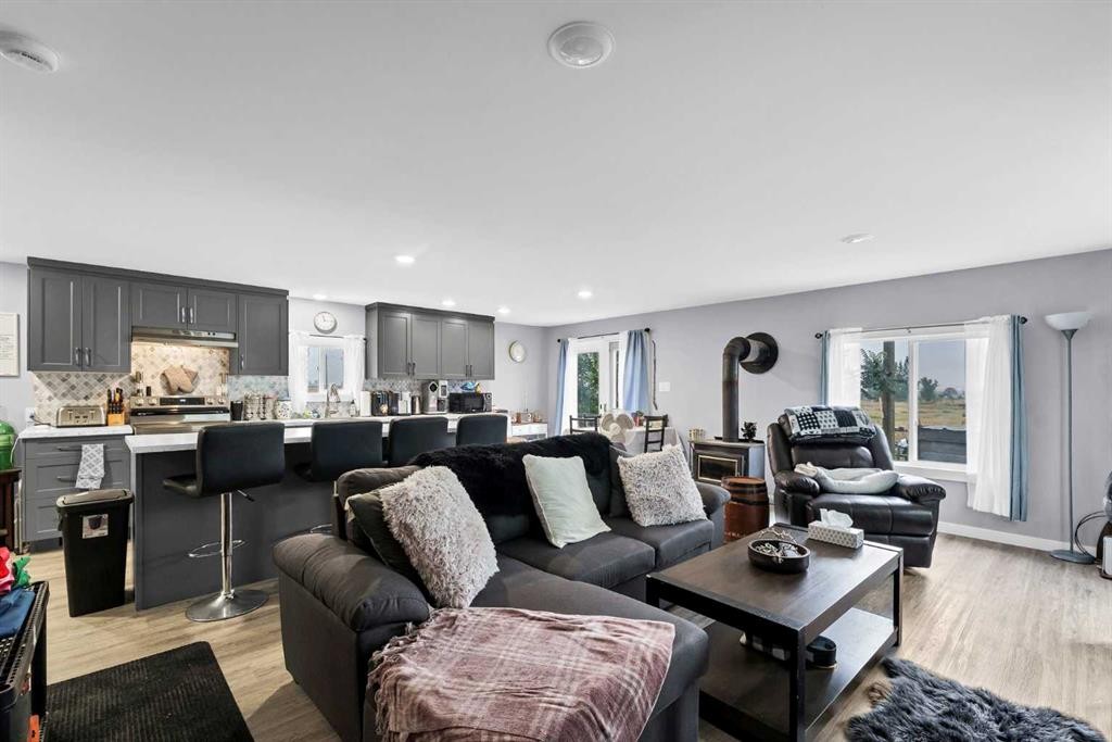 210 Dunbar Avenue West, Bow Island, AB - Indoor Photo Showing Living Room