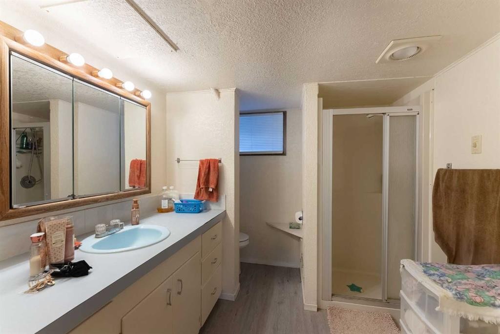 1114 11 Avenue North, Lethbridge, AB - Indoor Photo Showing Bathroom