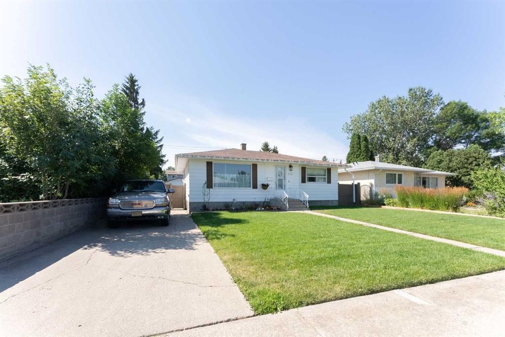 1114 11 Avenue North, Lethbridge, AB - Outdoor With Facade