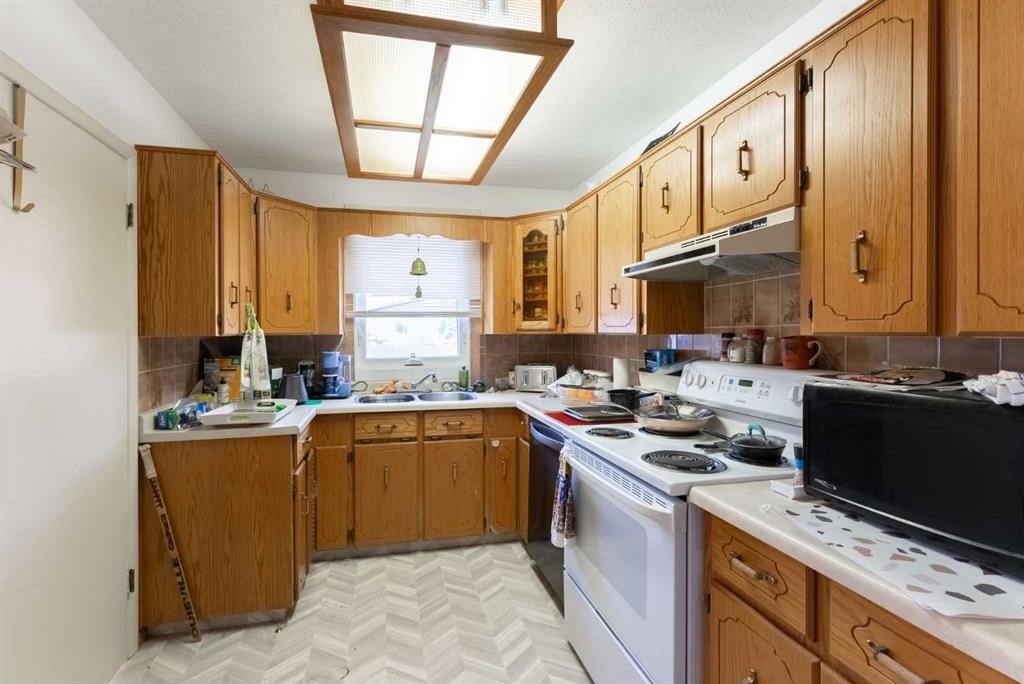 1114 11 Avenue North, Lethbridge, AB - Indoor Photo Showing Kitchen With Double Sink