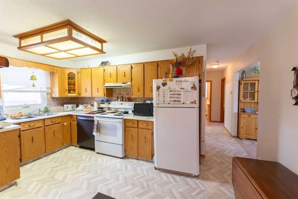 1114 11 Avenue North, Lethbridge, AB - Indoor Photo Showing Kitchen With Double Sink