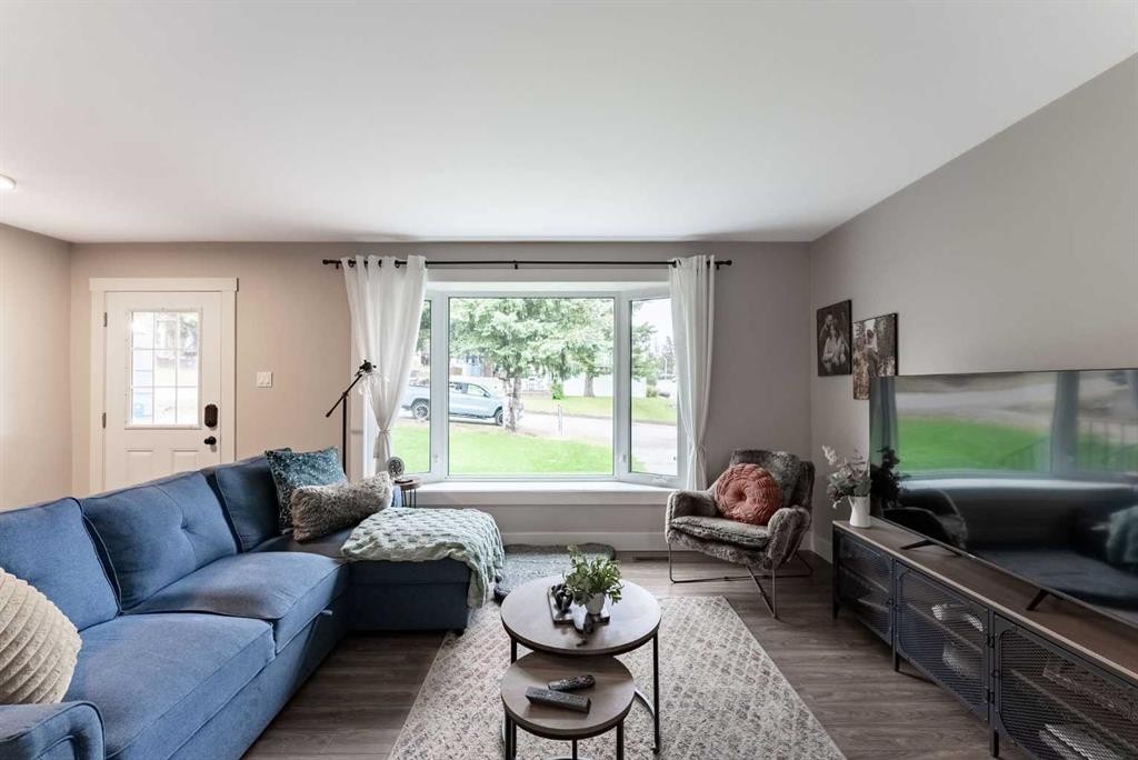 2802 77 Street, Coleman, AB - Indoor Photo Showing Living Room