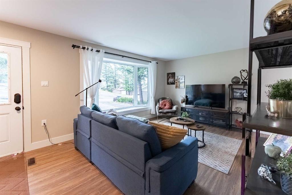 2802 77 Street, Coleman, AB - Indoor Photo Showing Living Room