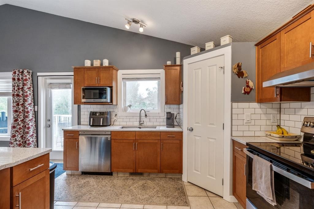 135 Fairmont Point South, Lethbridge, AB - Indoor Photo Showing Kitchen With Double Sink