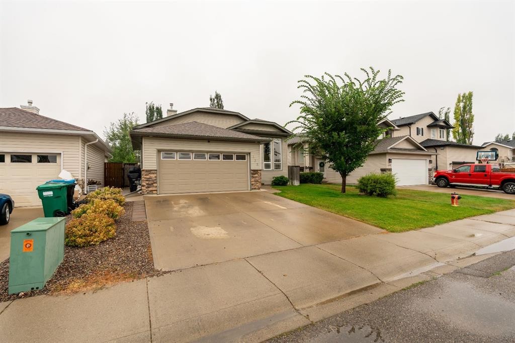 135 Fairmont Point South, Lethbridge, AB - Outdoor With Facade