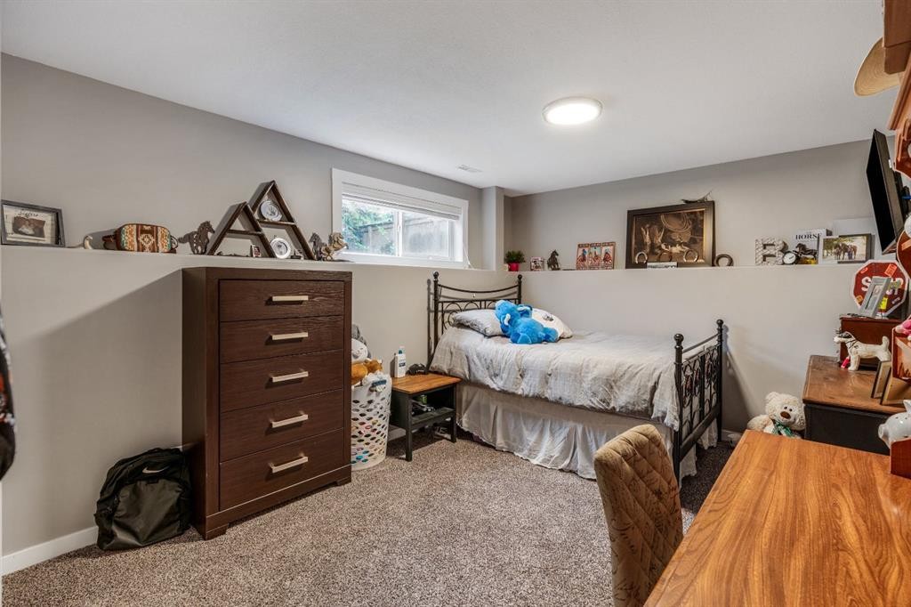 135 Fairmont Point South, Lethbridge, AB - Indoor Photo Showing Bedroom
