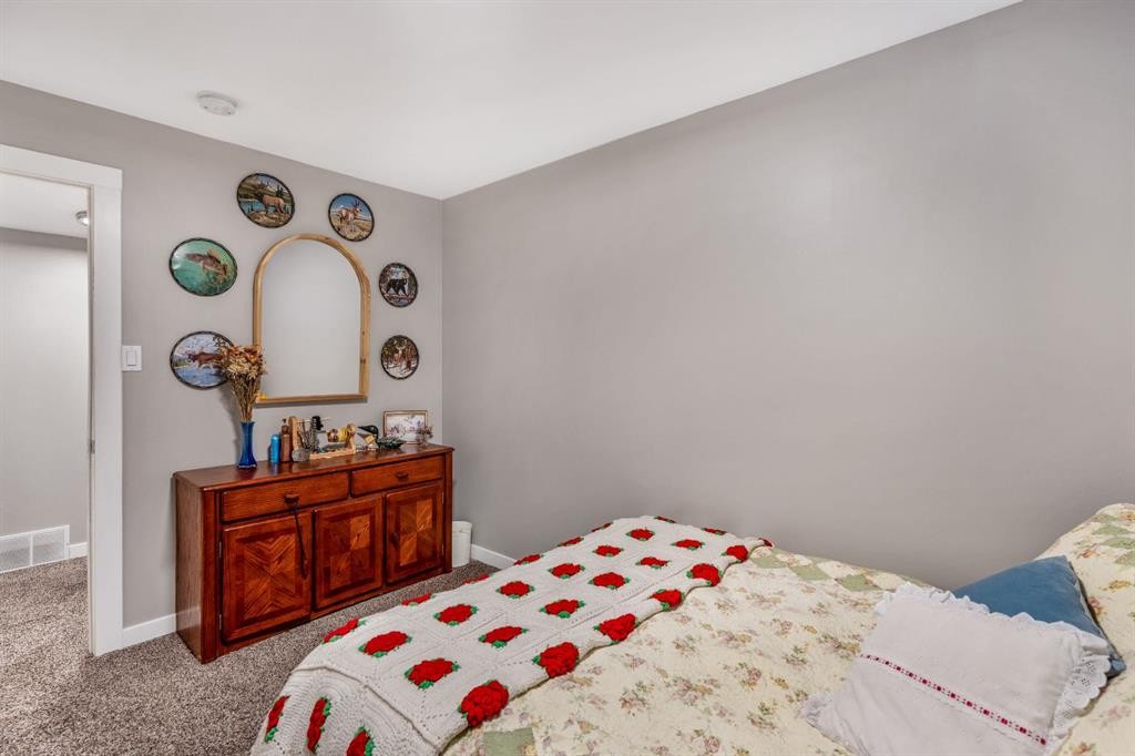 135 Fairmont Point South, Lethbridge, AB - Indoor Photo Showing Bedroom