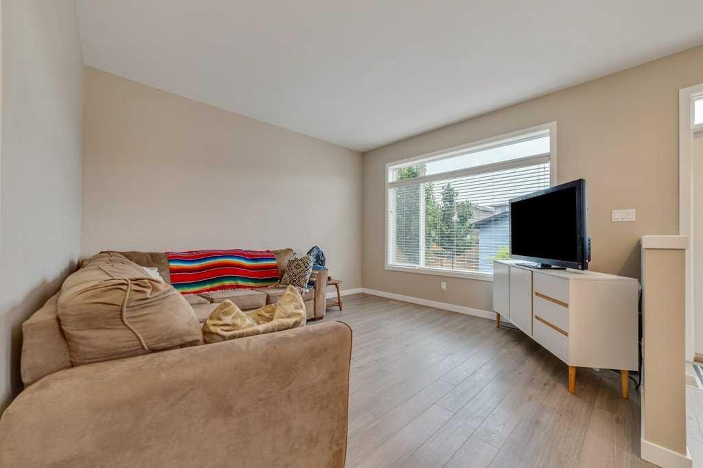 809 Greywolf Run North, Lethbridge, AB - Indoor Photo Showing Living Room