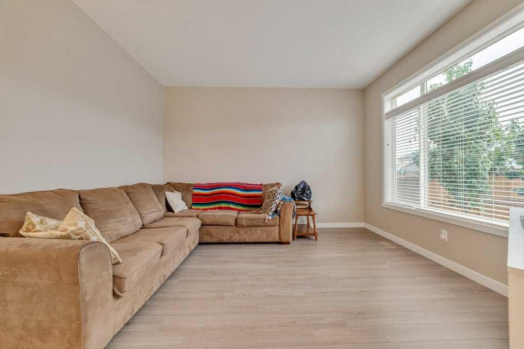 809 Greywolf Run North, Lethbridge, AB - Indoor Photo Showing Living Room