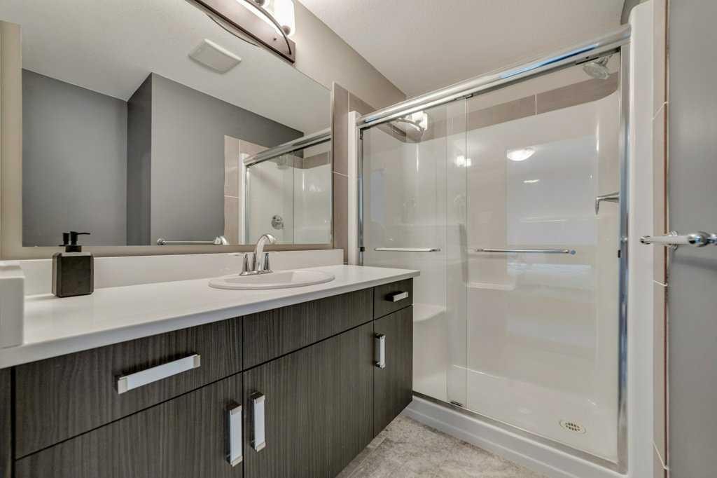 809 Greywolf Run North, Lethbridge, AB - Indoor Photo Showing Bathroom