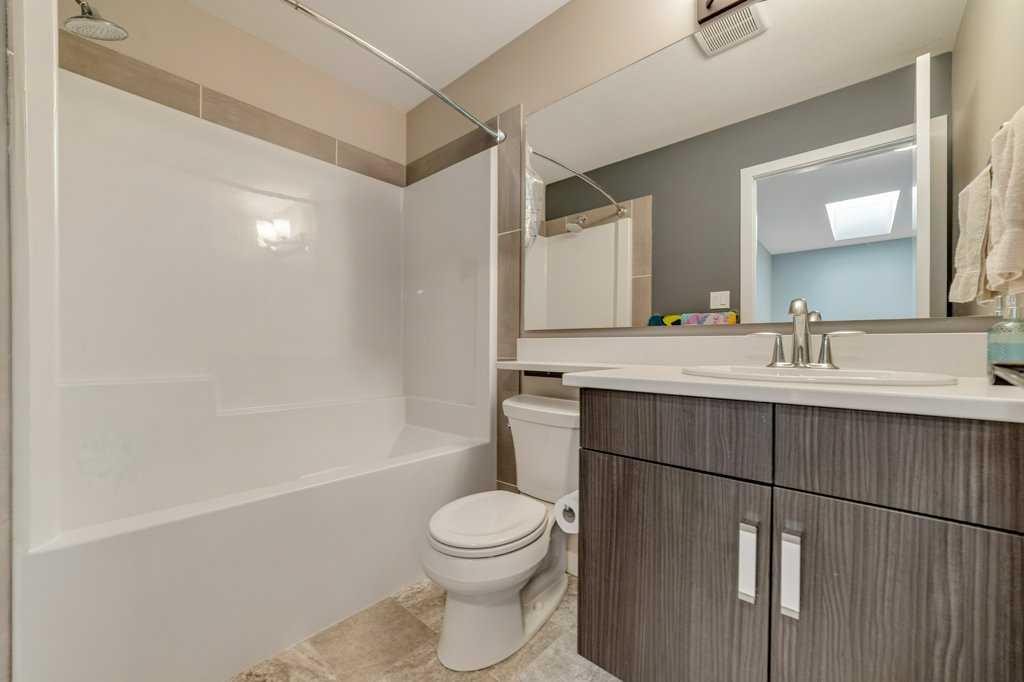 809 Greywolf Run North, Lethbridge, AB - Indoor Photo Showing Bathroom