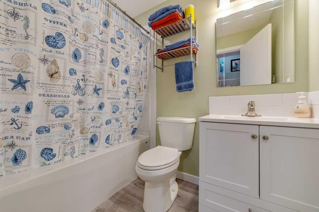 809 Greywolf Run North, Lethbridge, AB - Indoor Photo Showing Bathroom