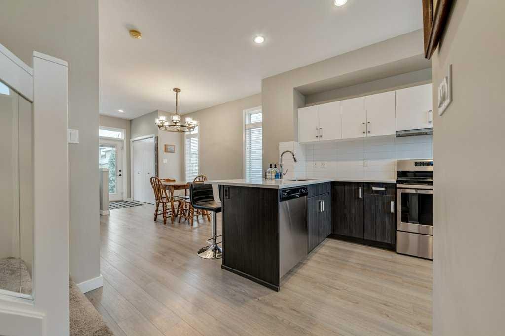 809 Greywolf Run North, Lethbridge, AB - Indoor Photo Showing Kitchen With Upgraded Kitchen