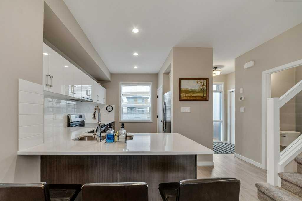 809 Greywolf Run North, Lethbridge, AB - Indoor Photo Showing Kitchen With Upgraded Kitchen