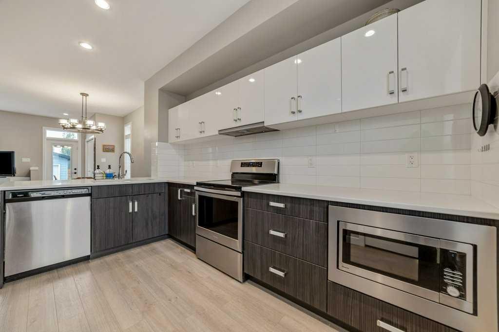 809 Greywolf Run North, Lethbridge, AB - Indoor Photo Showing Kitchen With Upgraded Kitchen