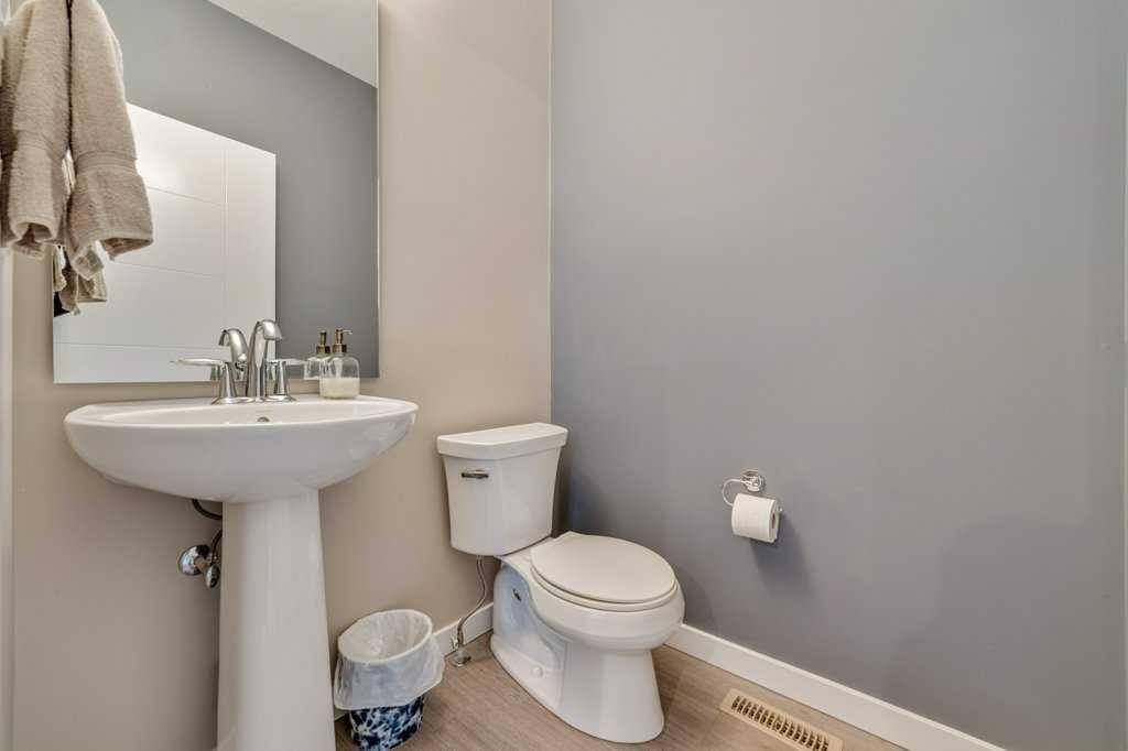 809 Greywolf Run North, Lethbridge, AB - Indoor Photo Showing Bathroom
