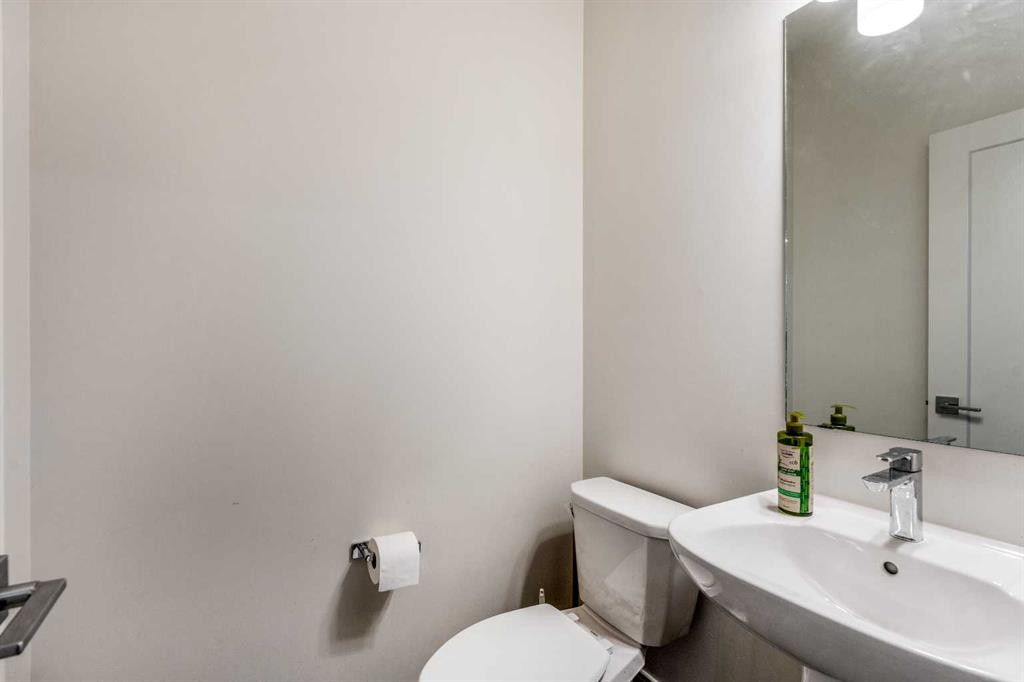 270 Grassland Boulevard West, Lethbridge, AB - Indoor Photo Showing Bathroom