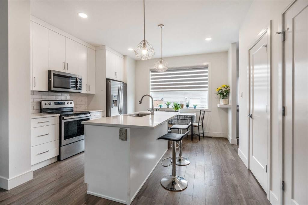 270 Grassland Boulevard West, Lethbridge, AB - Indoor Photo Showing Kitchen With Upgraded Kitchen