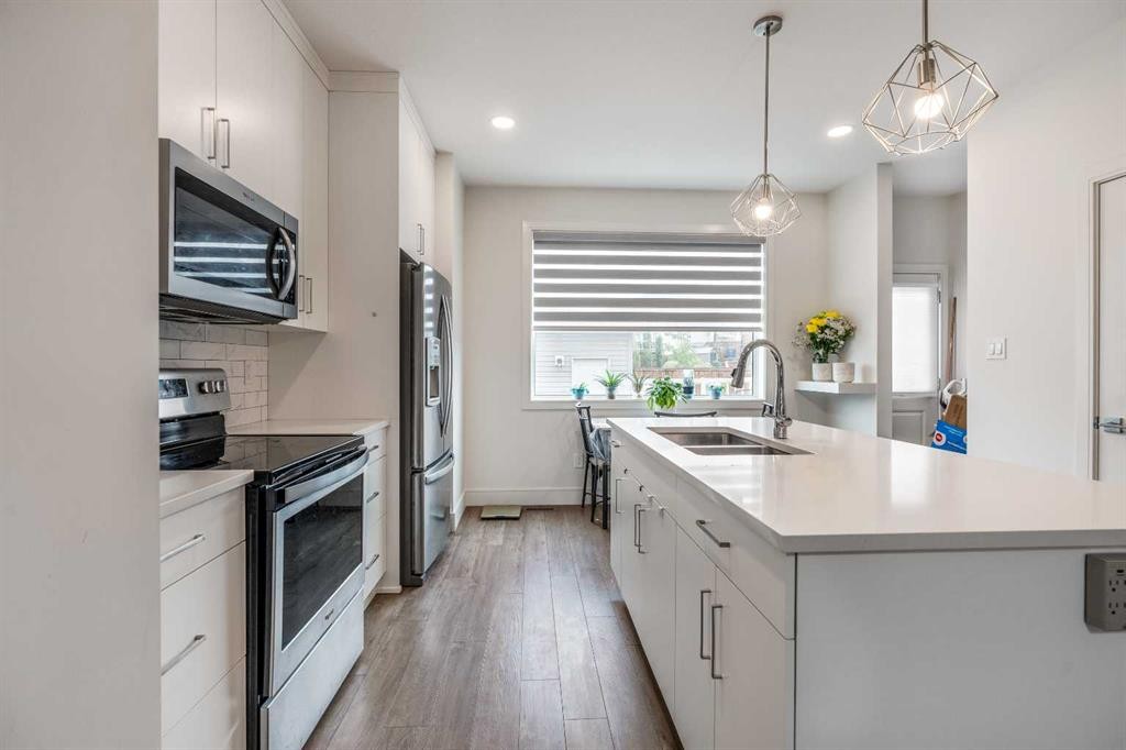 270 Grassland Boulevard West, Lethbridge, AB - Indoor Photo Showing Kitchen With Double Sink With Upgraded Kitchen