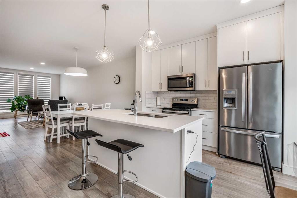 270 Grassland Boulevard West, Lethbridge, AB - Indoor Photo Showing Kitchen With Double Sink With Upgraded Kitchen