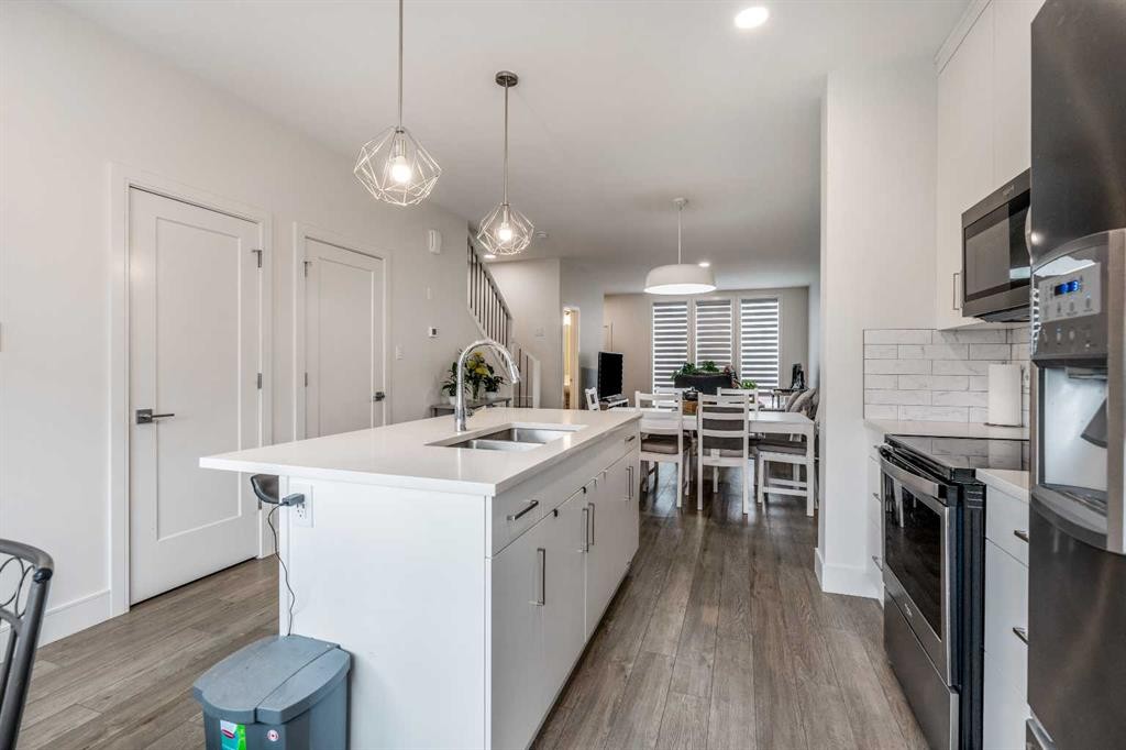 270 Grassland Boulevard West, Lethbridge, AB - Indoor Photo Showing Kitchen With Double Sink With Upgraded Kitchen