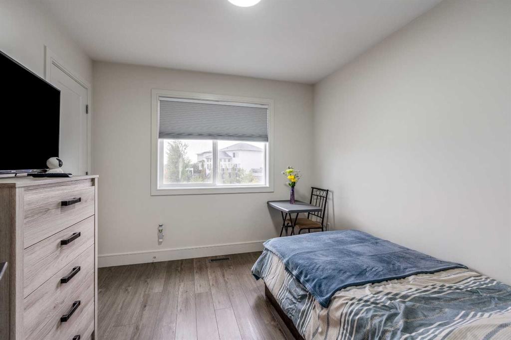 270 Grassland Boulevard West, Lethbridge, AB - Indoor Photo Showing Bedroom