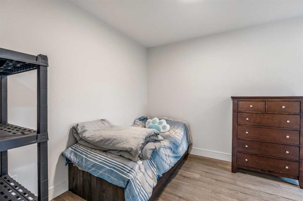270 Grassland Boulevard West, Lethbridge, AB - Indoor Photo Showing Bedroom