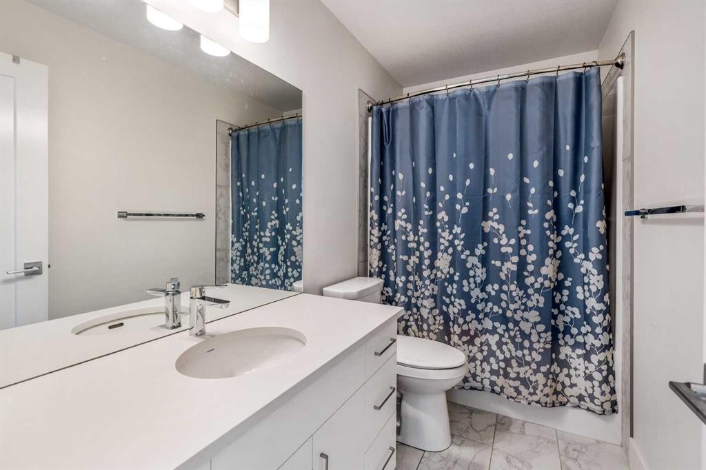 270 Grassland Boulevard West, Lethbridge, AB - Indoor Photo Showing Bathroom