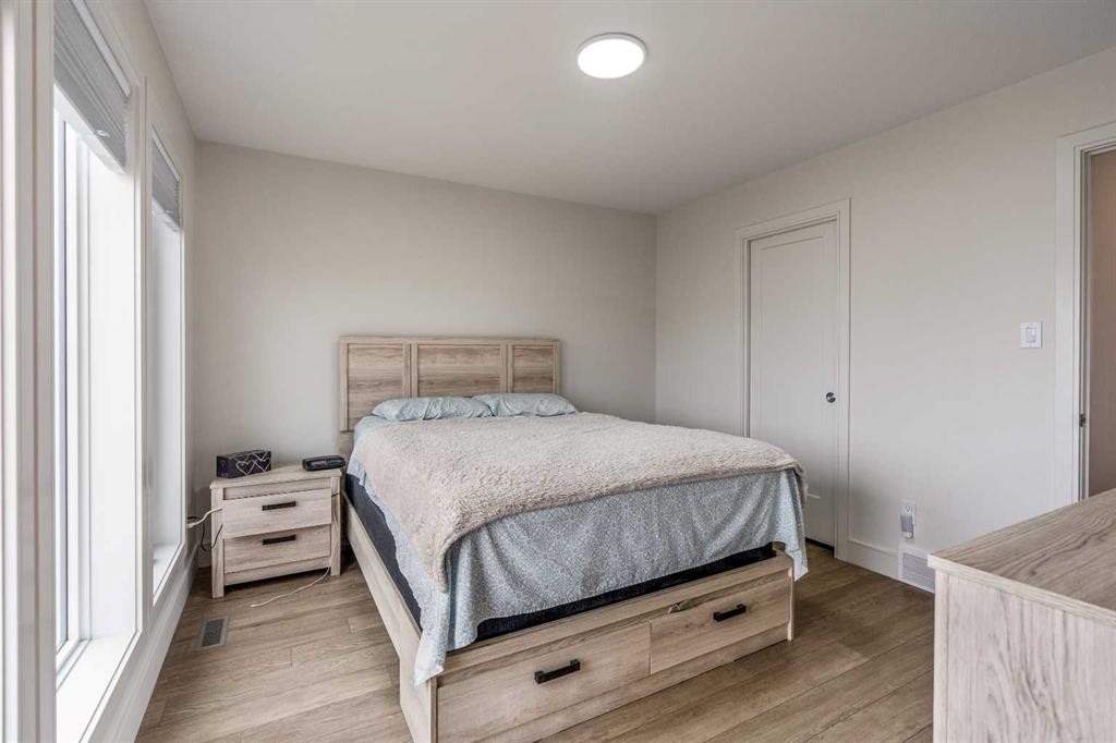 270 Grassland Boulevard West, Lethbridge, AB - Indoor Photo Showing Bedroom
