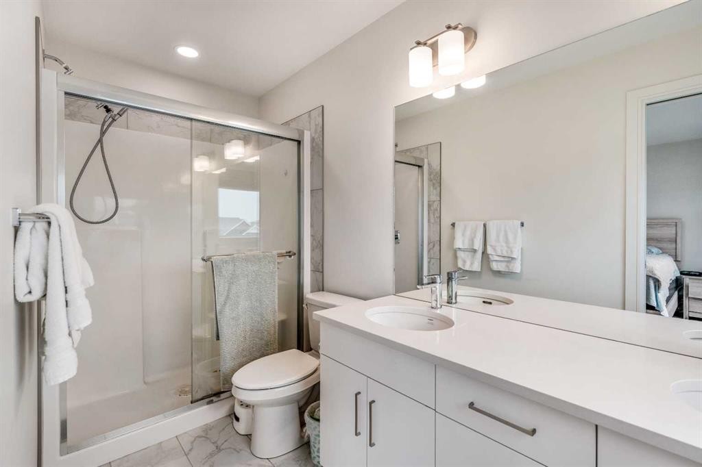 270 Grassland Boulevard West, Lethbridge, AB - Indoor Photo Showing Bathroom