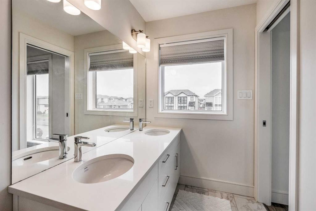 270 Grassland Boulevard West, Lethbridge, AB - Indoor Photo Showing Bathroom
