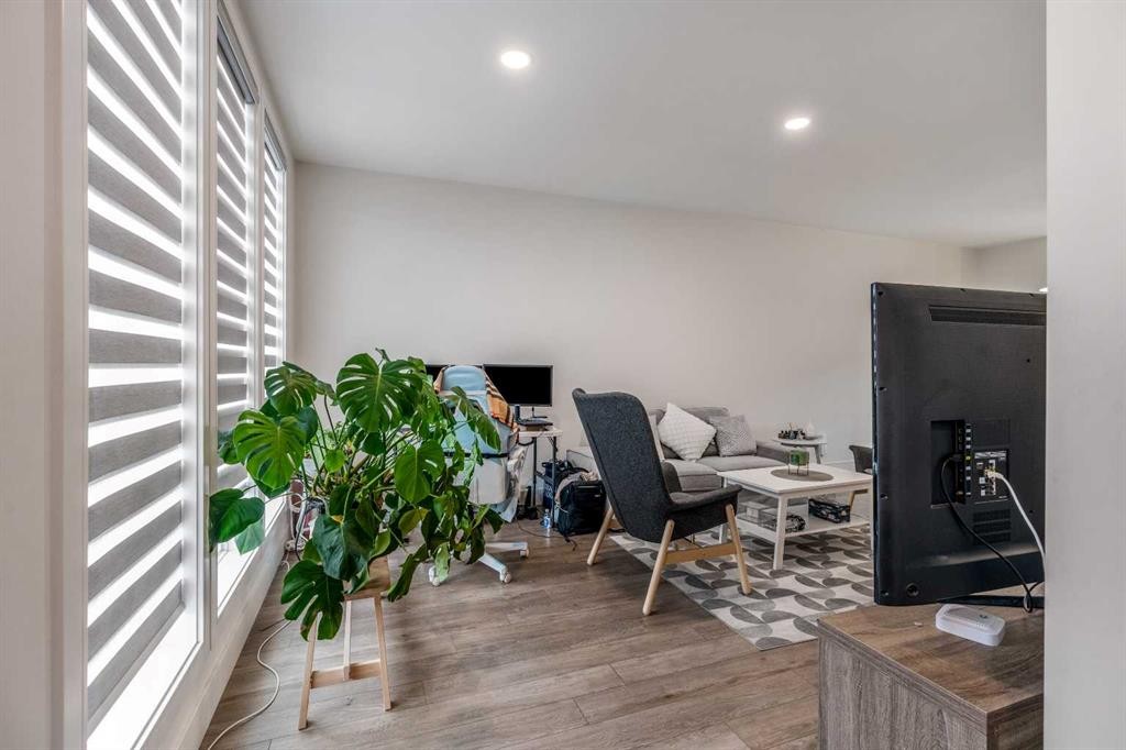 270 Grassland Boulevard West, Lethbridge, AB - Indoor Photo Showing Other Room
