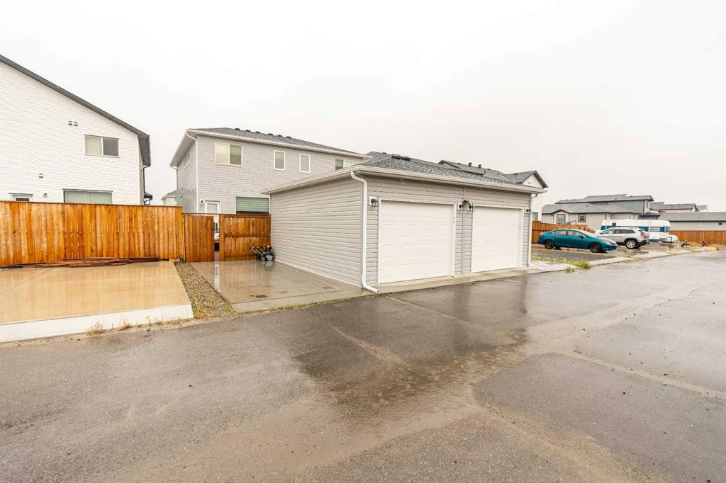 270 Grassland Boulevard West, Lethbridge, AB - Outdoor With Exterior