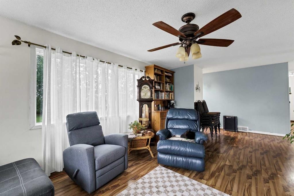 94079 113 Range Road, Bow Island, AB - Indoor Photo Showing Living Room