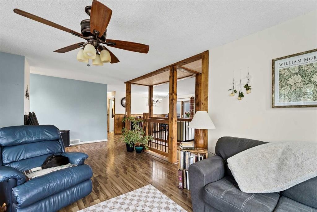 94079 113 Range Road, Bow Island, AB - Indoor Photo Showing Living Room