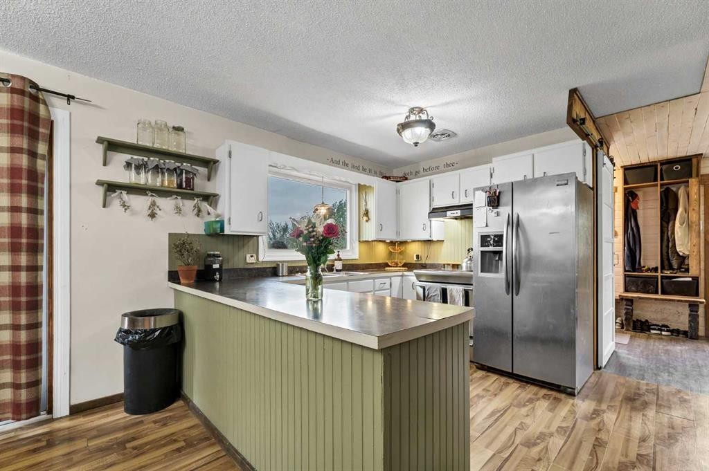 94079 113 Range Road, Bow Island, AB - Indoor Photo Showing Kitchen