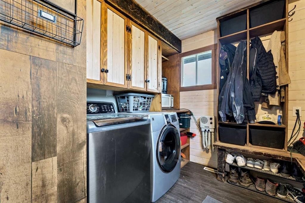 94079 113 Range Road, Bow Island, AB - Indoor Photo Showing Laundry Room