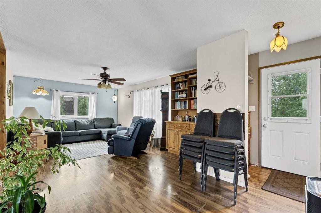 94079 113 Range Road, Bow Island, AB - Indoor Photo Showing Living Room