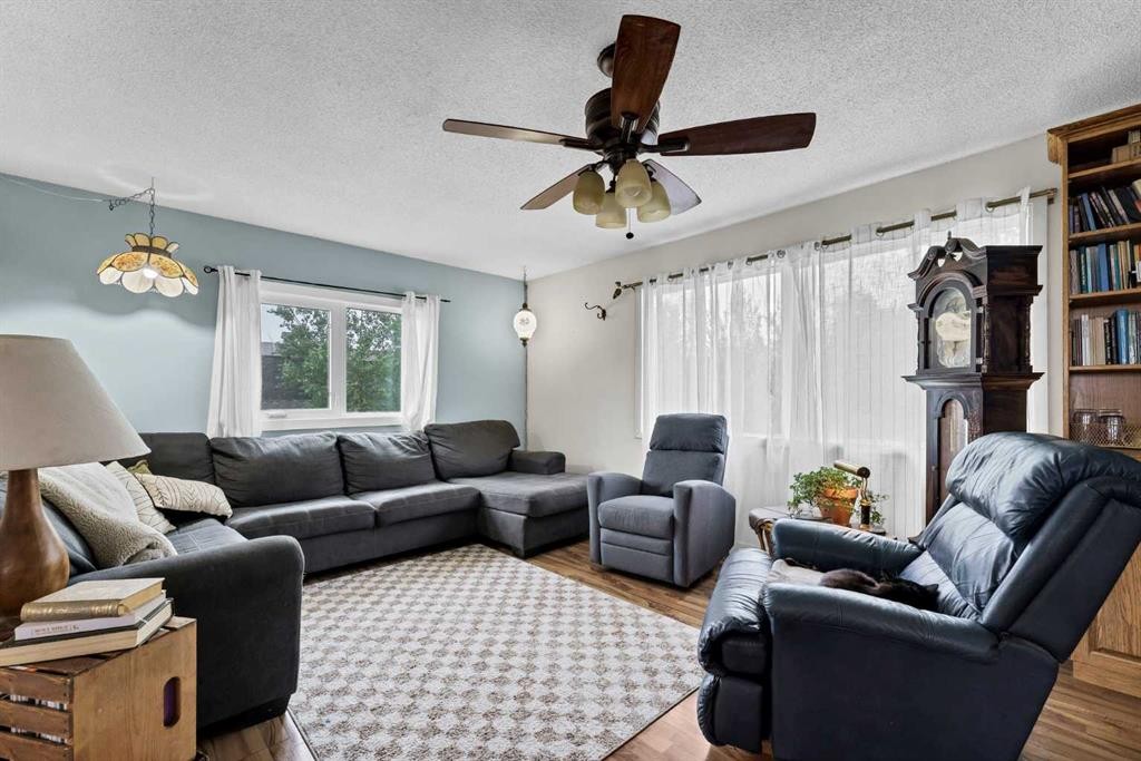 94079 113 Range Road, Bow Island, AB - Indoor Photo Showing Living Room
