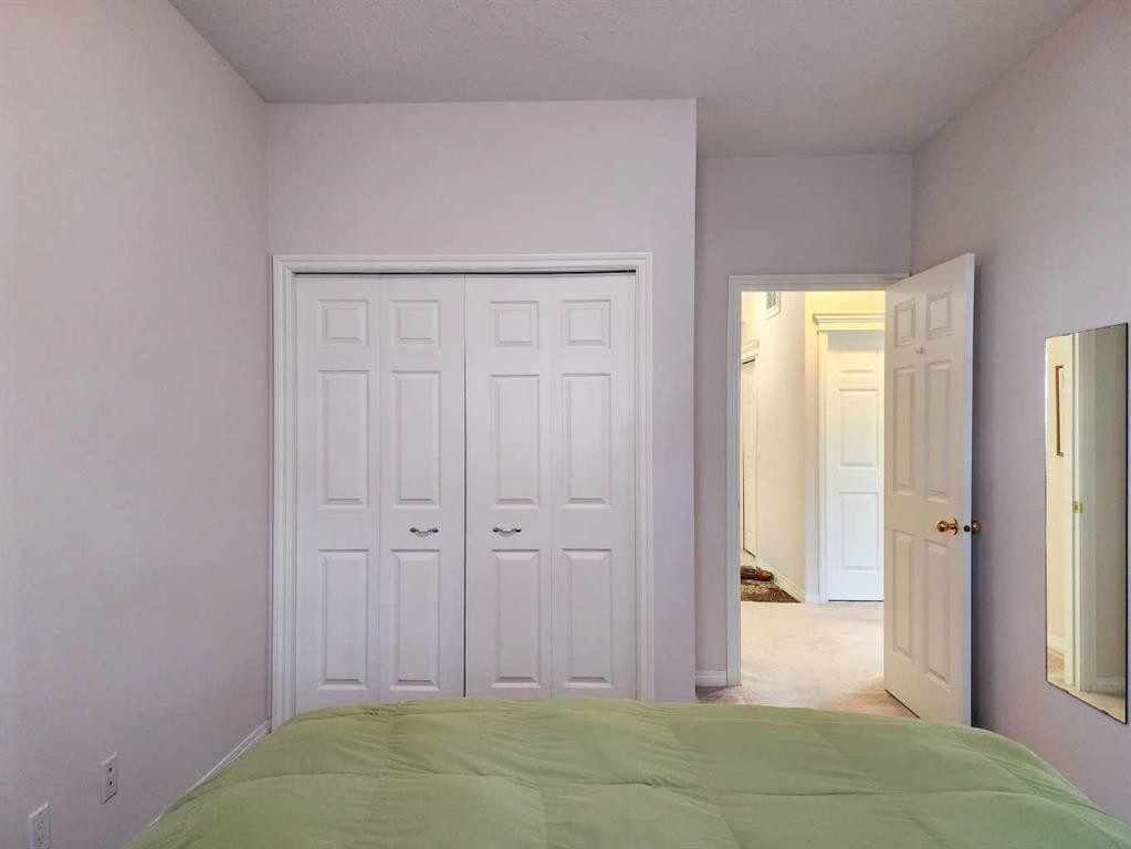 102-6 Skyline Crescent, Claresholm, AB - Indoor Photo Showing Bedroom