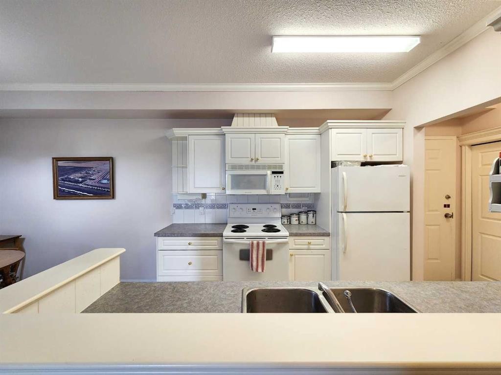 102-6 Skyline Crescent, Claresholm, AB - Indoor Photo Showing Kitchen