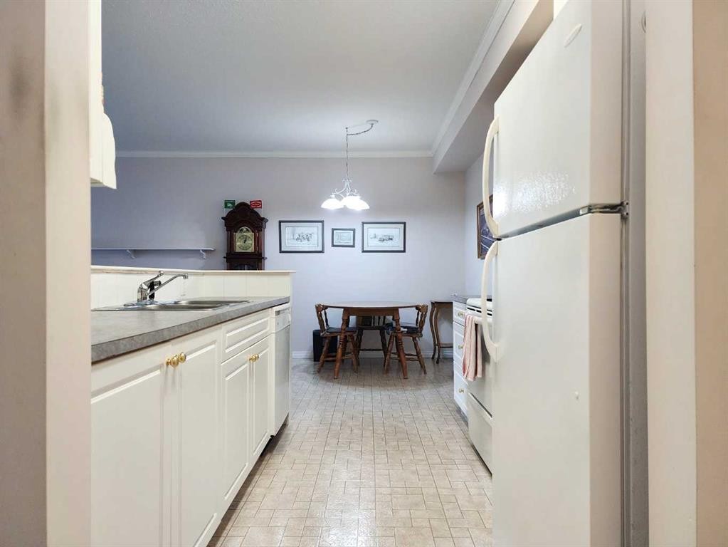 102-6 Skyline Crescent, Claresholm, AB - Indoor Photo Showing Kitchen
