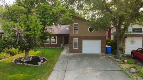 49 Iroquois Crescent WEST Lethbridge, AB T1K 5J3