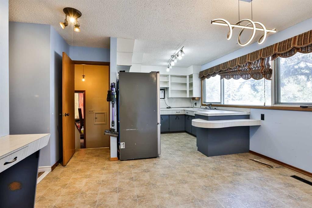 2719 6 Avenue North, Lethbridge, AB - Indoor Photo Showing Kitchen