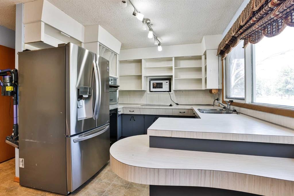 2719 6 Avenue North, Lethbridge, AB - Indoor Photo Showing Kitchen With Double Sink
