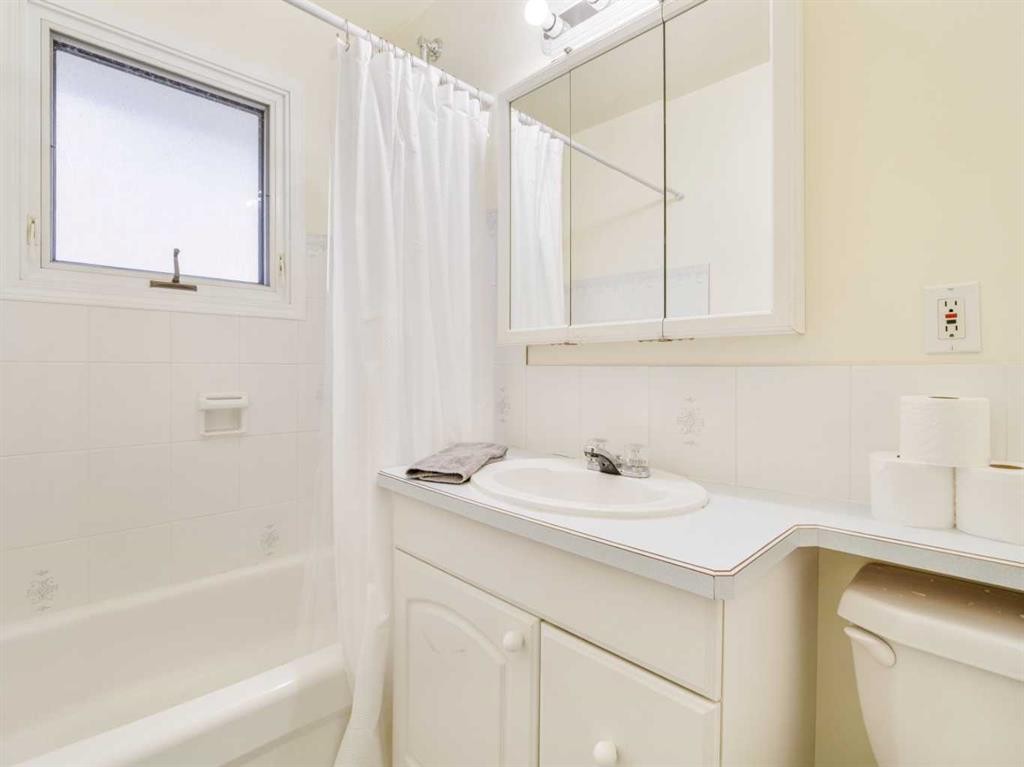 2110 19 Avenue South, Lethbridge, AB - Indoor Photo Showing Bathroom