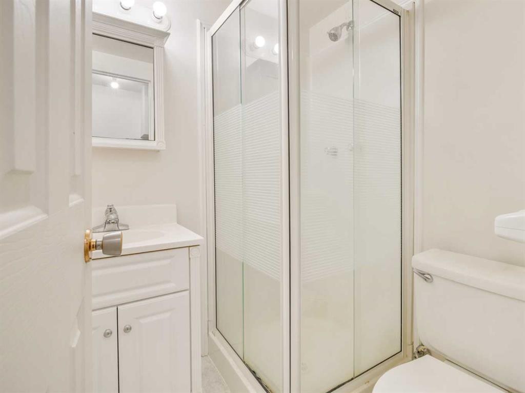 2110 19 Avenue South, Lethbridge, AB - Indoor Photo Showing Bathroom