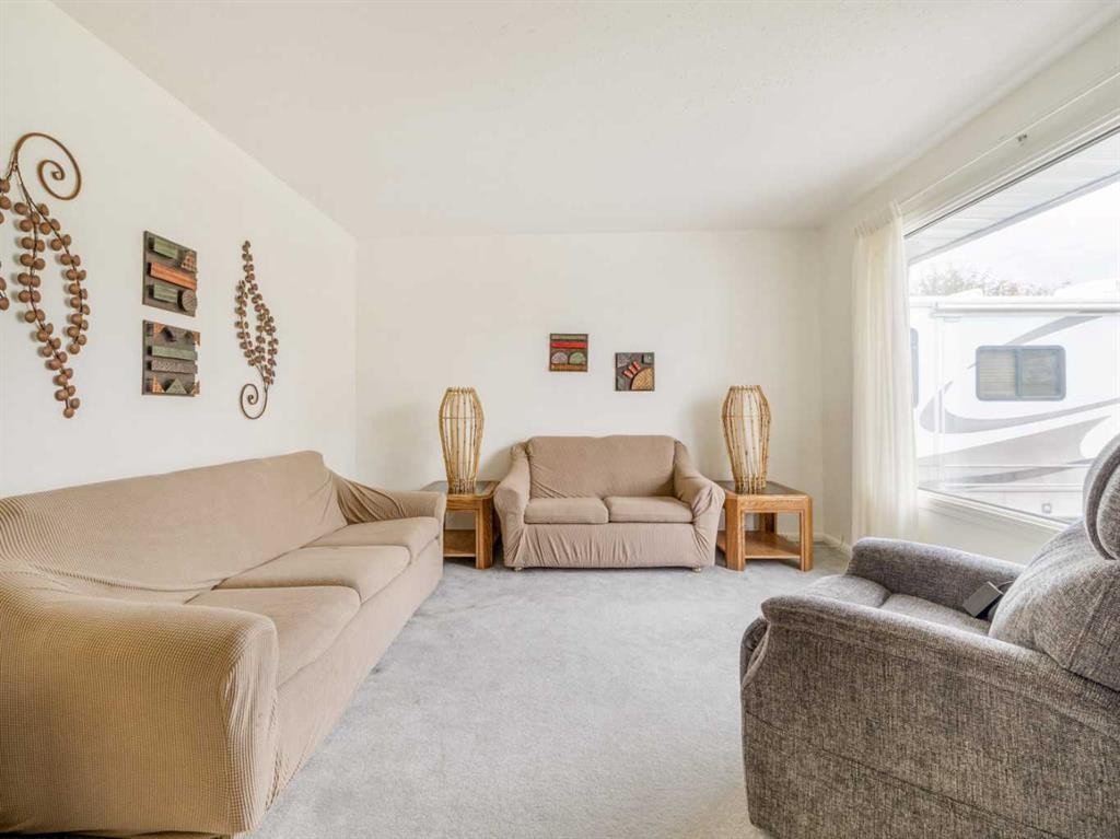 2110 19 Avenue South, Lethbridge, AB - Indoor Photo Showing Living Room